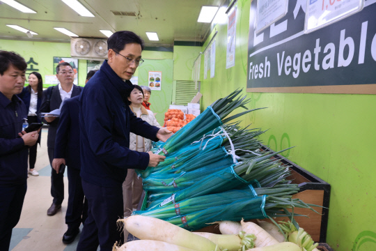 한훈 농림축산식품부 차관이 지난달 6일 경기 수원시 농협유통 수원점을 방문, 김장철 농축산물 수급 상황을 점검하고 있다. [농림축산식품부 제공]